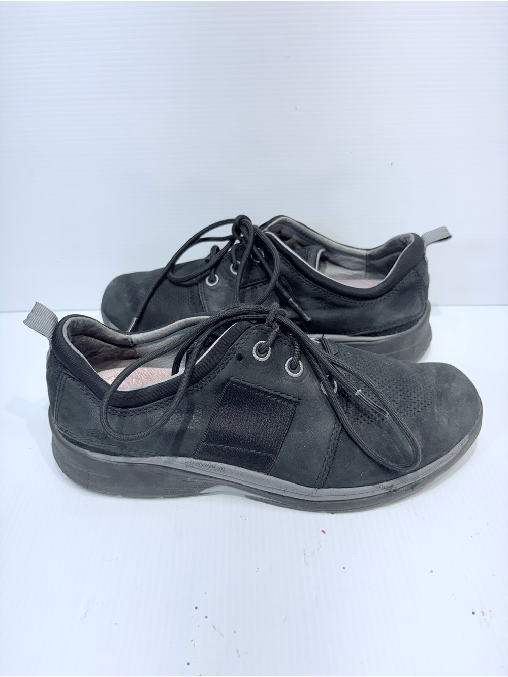 ARAVON Pyper Plain Toe Lace Sneaker Black on Black - Size 6 (EU 6)